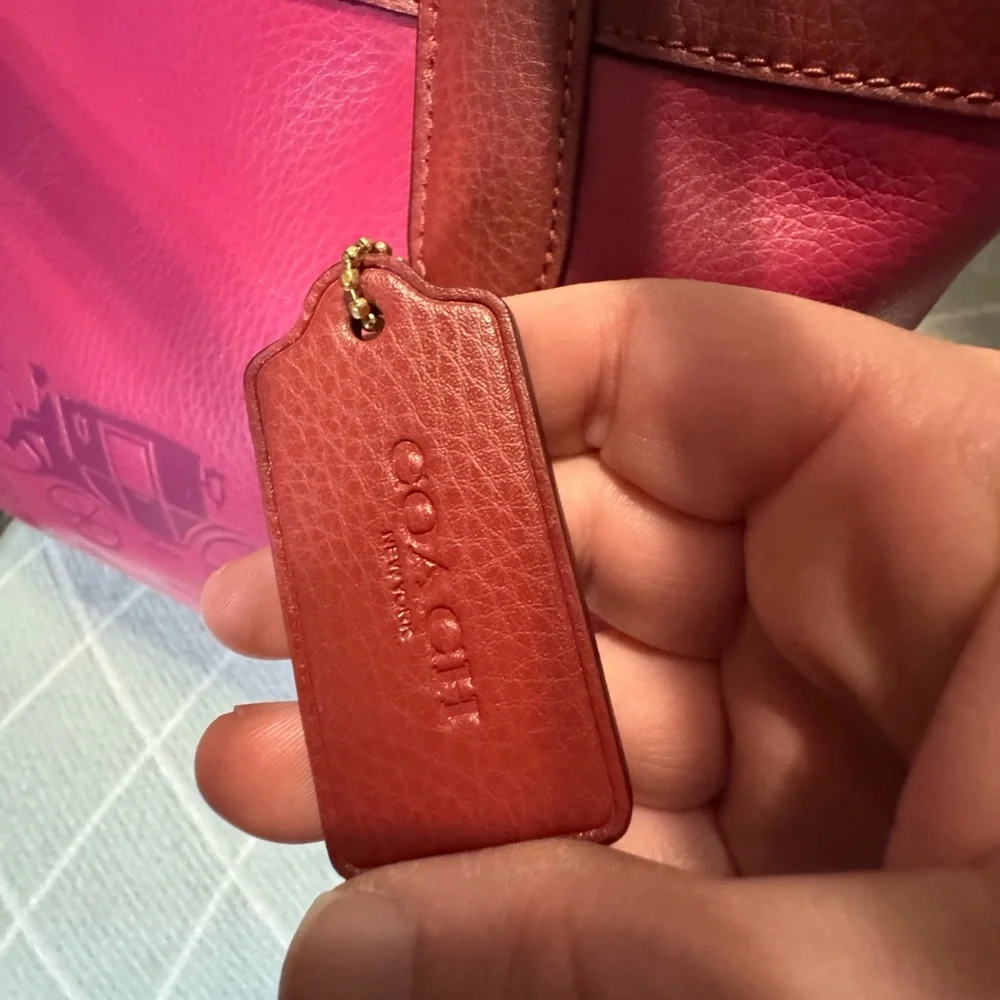 Coach - Tote 27 Colorblock w/Horse & Carriage 2021
EUC - Pebbled Leather - Picture 11 of 14